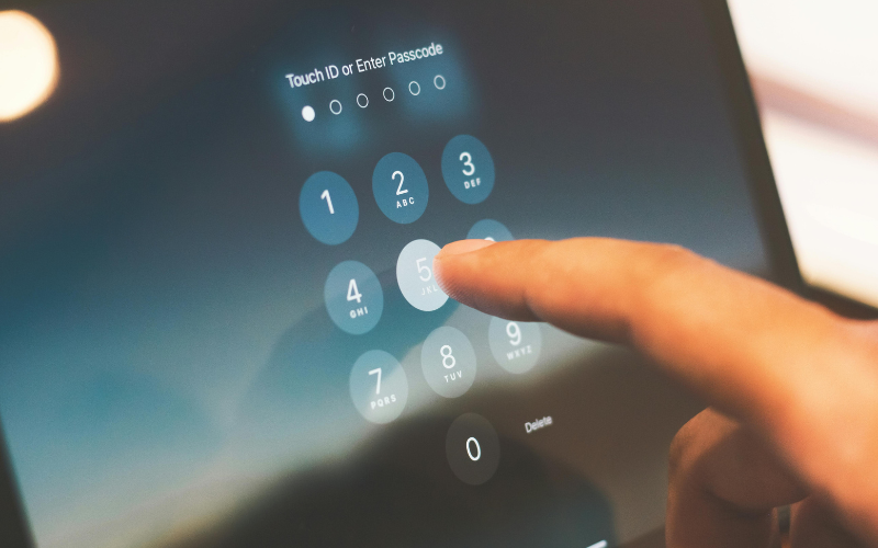 Mensch tippt einen Sicherheitscode ein auf einem Tablet
